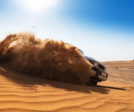 4x4 Toyota driving thru the sand dunes